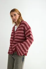 Cardigan de punto con diseño de rayas horizontales en tonos verde y marrón, cuello en V y cierre frontal con botones.