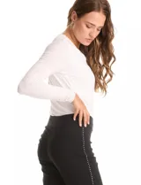 Pantalón slim fit de tiro alto con pretina ancha elastizada y detalle de hilera vertical de micro-tachas metálicas en los laterales. Presenta un diseño sin cierres ni botones, con largo al tobillo y ruedo recto.