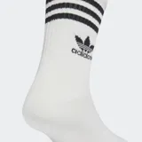 Pack de seis pares de medias Adidas de algodón color blanco, con tres rayas negras en el puño, logo de Adidas y texto "The Brand with the 3 Stripes" en el lateral.