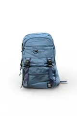 Mochila Ecko modelo EK216L de color azul jean, con múltiples bolsillos frontales con cierre, correas ajustables con hebillas plásticas y logo estampado de la marca.