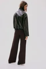 Pantalón sastrero de color marrón oscuro, con diseño de perneras amplias y rectas, de tiro medio con bolsillos decorativos insertados en la parte delantera.
