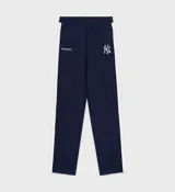 Pantalón deportivo azul marino de corte recto con raya lateral blanca, cintura elástica y logo de los Yankees bordado.