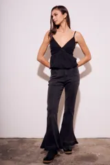 Blusa negra de algodón con breteles finos, escote en V con detalle de encaje y diseño con volados en el ruedo.