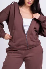 Campera marrón con cierre frontal, capucha con cordones y bolsillos laterales.