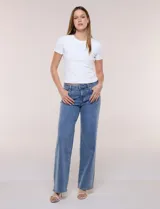 Pantalón jean denim de tiro medio y calce holgado, con pierna de corte recto y lavado con sutil desgaste en costuras. Cuenta con bolsillos funcionales frontales, recortes verticales y cierre frontal con cremallera y botón metálico.