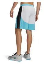 Short de básquetbol con diseño bicolor en blanco y celeste, con paneles laterales en negro. Confeccionado en tejido de punto texturizado, cuenta con cintura elástica con cordón interno, bolsillos laterales y aberturas en el bajo.