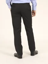 Pantalón de vestir azul marino, de corte recto, con bolsillos laterales y traseros. Se ajusta a la cintura con cinturón de cuero negro.