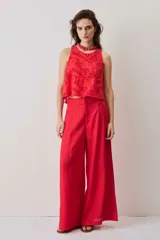 Blusa sin mangas de broderie color rojo, con diseño corto y cuello redondo.