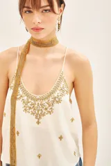 Top de tirantes finos color crema, con escote redondo y detalles de bordados dorados con hilos de lurex en la parte frontal.