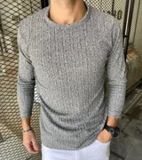 Buzo fino de lana gris melange, con diseño de canalé, cuello redondo y mangas largas.