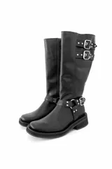 Bota alta de cuero negro con caña alta y hebillas plateadas.