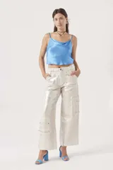 Blusa de satén color crema con escote drapeado y tirantes finos, de corte corto.