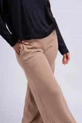 Pantalón palazzo acampanado color beige, de tejido acanalado.