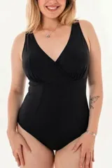 Malla enteriza reductora de abdomen, color negro, con escote en V cruzado y diseño reforzado en el interior delantero. Cuenta con bolsillos internos en el busto para copas removibles.