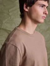 Remera de algodón pesado, color azul marino, con cuello redondo y manga corta.