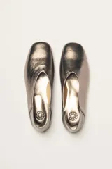 Chatas planas de cuero vacuno, color peltre metalizado, con punta cuadrada y escote pronunciado en el empeine.