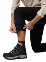 Pantalón de senderismo convertible en short, color negro, con perneras desmontables mediante cremallera. Cuenta con bolsillos laterales y traseros, diseñado con tecnología de protección solar y tejido técnico hidrofóbico.