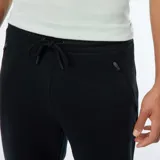 Pantalón de chándal negro, corte ajustado, con bolsillos laterales con cierre.