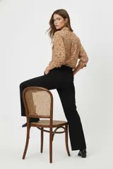 Camisa de viscosa con estampado floral en tonos tierra, cuello clásico, cierre frontal con botones y dos bolsillos delanteros con solapa.