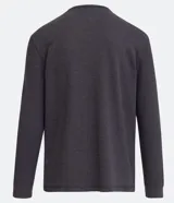 Remera verde militar de manga larga, cuello redondo y corte recto.