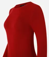 Suéter ajustado de punto color crema, con cuello redondo y mangas largas con botones metálicos en los puños. Confeccionado con viscosa sostenible.