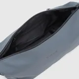 Neceser gris con el logo de la marca en negro. Cuenta con un compartimento principal con cierre, un bolsillo lateral para accesorios y un bolsillo interior con cierre. Tiene una capacidad de 5.77 litros.