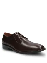 Zapato de vestir formal tipo derby, confeccionado en cuero vacuno color vino con acabado brillante. Presenta cierre mediante cordones al tono, costuras reforzadas y suela de goma resistente.