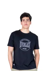 Remera Everlast de manga corta y cuello redondo, color negro, con estampa frontal institucional de la marca en color gris.