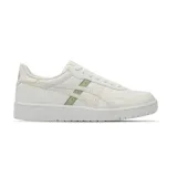 Championes Asics modelo Japan S, de diseño clásico inspirado en el básquetbol, en color blanco con detalles en verde oliva y beige. Presentan una silueta de perfil bajo con perforaciones en la puntera para mayor ventilación y suela de goma resistente.