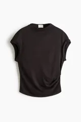 Top de punto fino color negro, con cuello elevado corto, mangas cortas con dobladillo y detalle de pliegues drapeados en un lateral de la cintura.