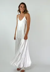 Vestido largo blanco de breteles finos con escote en V.