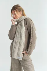 Bufanda larga color marrón claro, tejida en lana con diseño de trenzas.