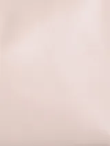 Cartera tipo hobo o baguette de piel sintética color rosa pálido, con correa de hombro ancha y ajustable. Presenta un diseño minimalista con el logo de Calvin Klein grabado sutilmente en el frente y herrajes metálicos plateados.