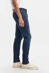 Jean Levi's modelo 512 Slim Taper de corte ajustado, con diseño de pierna cónica que se estrecha desde la rodilla hasta el tobillo. Confeccionado en denim elástico de tiro medio con cierre de bragueta.