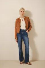 Jean tiro alto de denim azul con elastano, lavado localizado con bigotes y pierna recta.