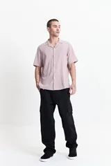 Camisa blanca de manga corta con textura, fit regular y logo bordado.