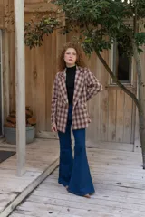 Blazer de paño con estampa a cuadros en tonos marrones y beige, de corte recto y mangas largas.
