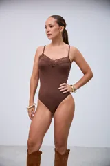 Body marrón con detalles de encaje en el escote y tirantes finos.