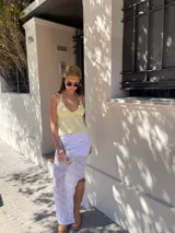 Falda larga blanca de encaje con abertura lateral y cintura elástica.