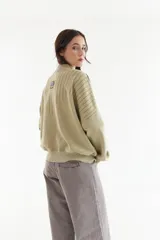 Campera estilo bomber de algodón color bordó, con interior de polar, cierre frontal de doble cursor, cuello mao, mangas abullonadas y detalles de costuras decorativas pespunteadas en el pecho y las mangas. Cuenta con el logo bordado de la marca en el pecho.