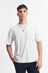 Remera de manga corta con corte boxy, cuello redondo y hombros caídos. Confeccionada en algodón, presenta un diseño holgado y recto.