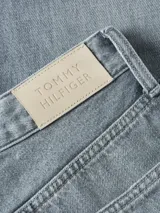 Pantalón de jean celeste con corte globo, tiro alto, cinco bolsillos y roturas en ambas piernas.