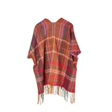 Poncho abierto con diseño de tejido en zigzag multicolor, con flecos en el ruedo.