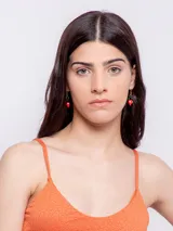 Top de bikini color naranja con textura animal print, breteles finos regulables, gancho en espalda, forro interior y copas desmontables.