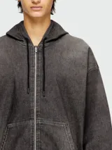 Campera tipo bomber con capucha, cierre frontal y puños y cintura elásticos. Confeccionada en denim lavado a la piedra, con efecto desgastado y oscuro.