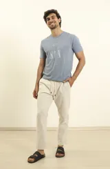 Pantalon de corte relaxed fit, confeccionado en una mezcla de lino y algodón. Presenta cintura elástica con cordón ajustable, bolsillos frontales y bolsillos traseros.