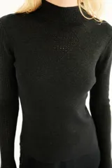 Polera de punto color borgoña, con calado y ojal para el pulgar.