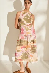 Vestido midi sin mangas de lino, con diseño estampado tipo paisaje en tonos rosado, verde militar y beige, corte recto y falda con volados en la parte inferior.
