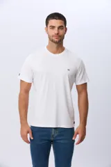 Remera lisa de manga corta y cuello redondo, color gris oscuro, de calce cómodo con pequeño logo bordado en el pecho.