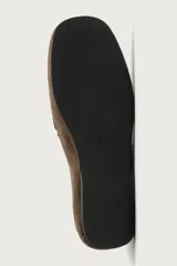 Mocasines de piel con acabado serraje y suela ultrafina, color marrón. Presentan detalle de bordón y antifaz en el empeine con costuras pespunteadas, forro interior de piel y horma cuadrada.